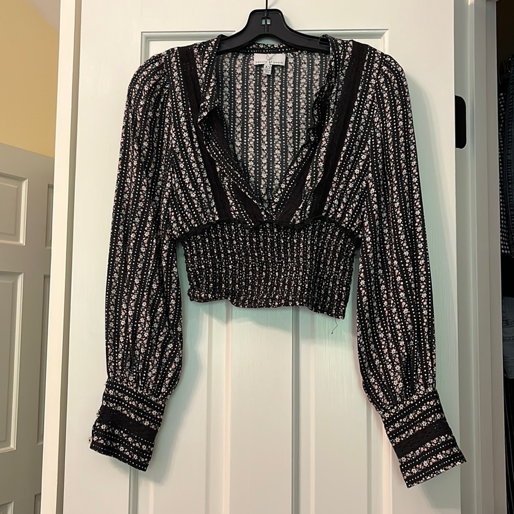 Cropped v neck top in size XS